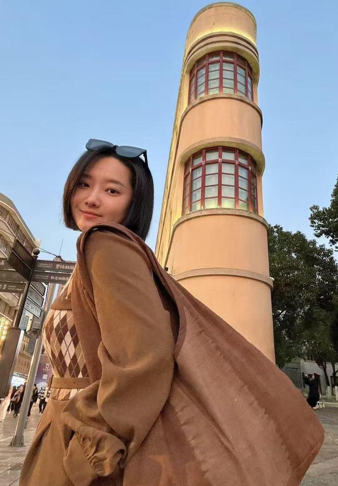 孩照片曝光！长得很漂亮弟弟发声！pg电子试玩入口在三亚被咬伤的女(图2)