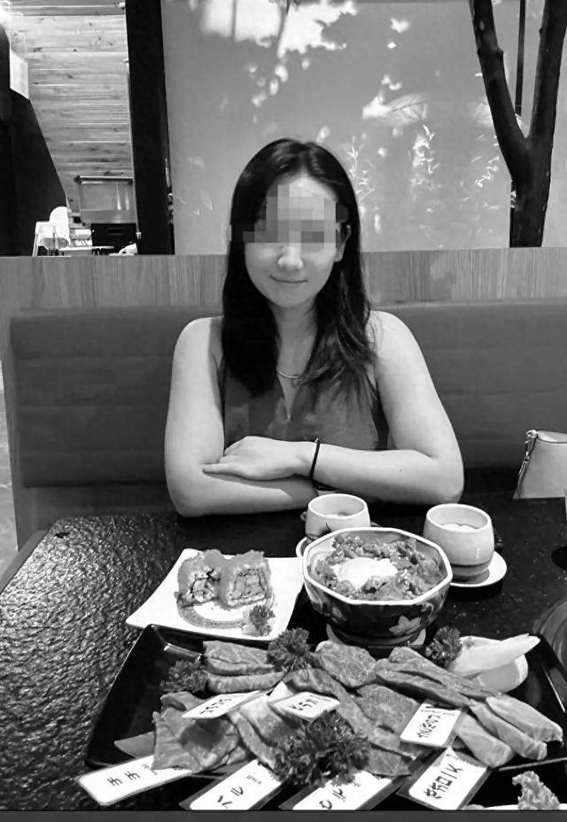 咬身亡过程 酒店附近散步被蛇咬伤电子pg男友还原女子在三亚被蛇(图2)